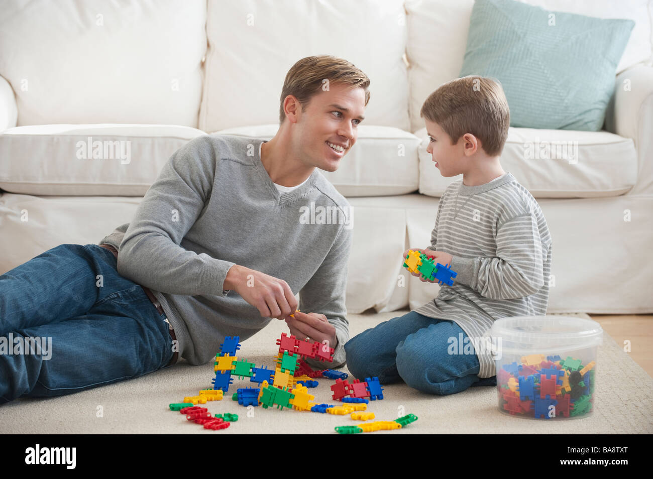Padre giocando con il figlio nel livingroom Foto Stock