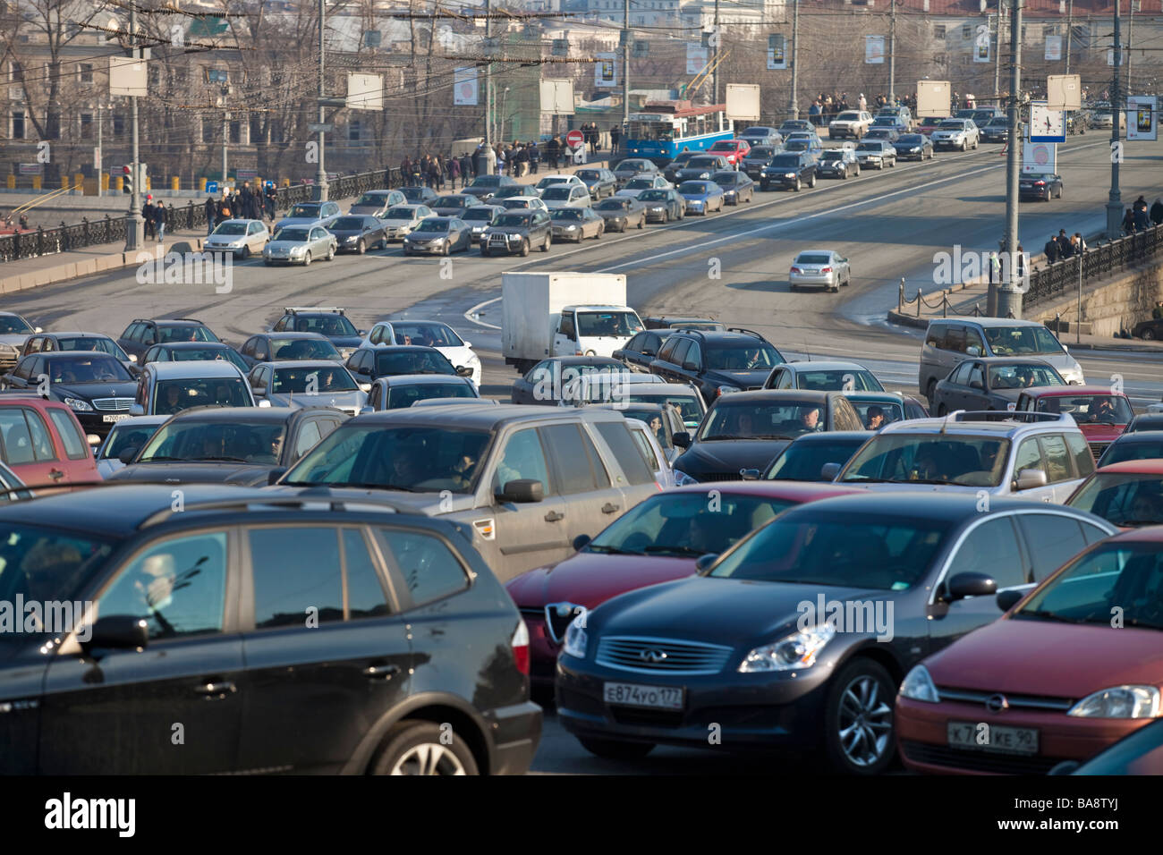 Il traffico della strada nel centro di Mosca, Russia. Foto Stock