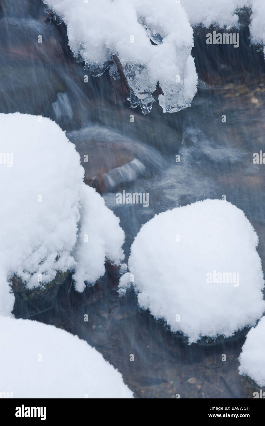 Flusso di neve in inverno Foto Stock