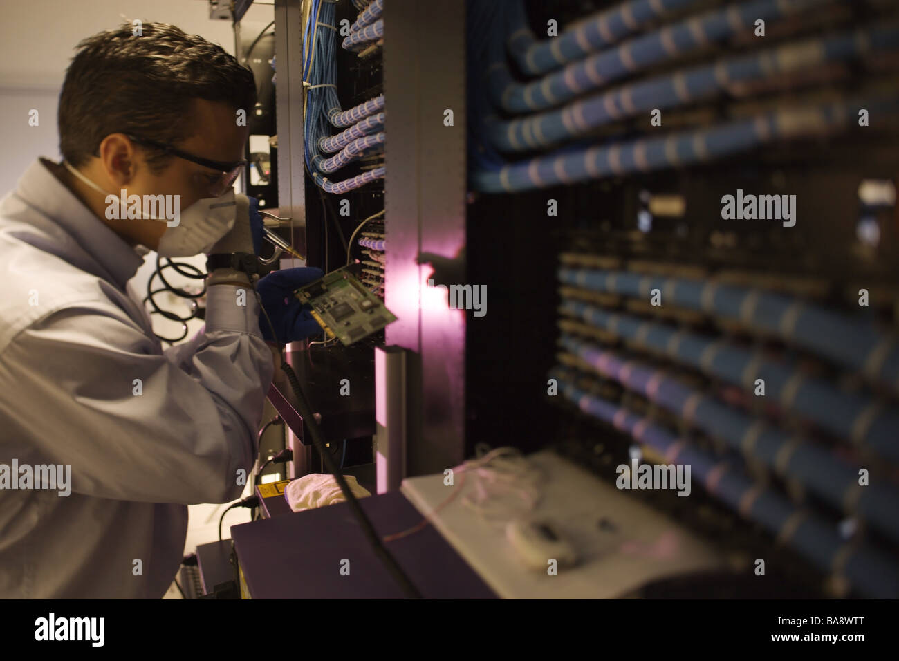 I tecnici dei computer server pulita in high tech ambiente. Foto Stock