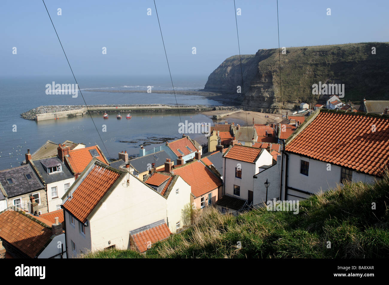 Tetti in tegole rosse presso il villaggio di Staithes REGNO UNITO Foto Stock