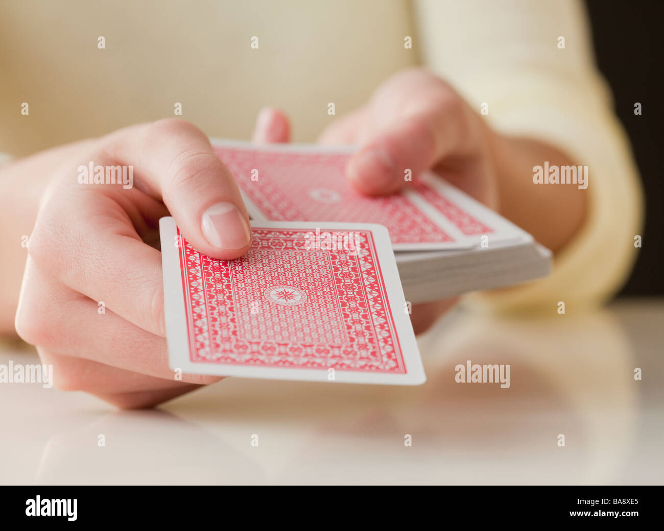 La donna la distribuzione delle carte Foto Stock