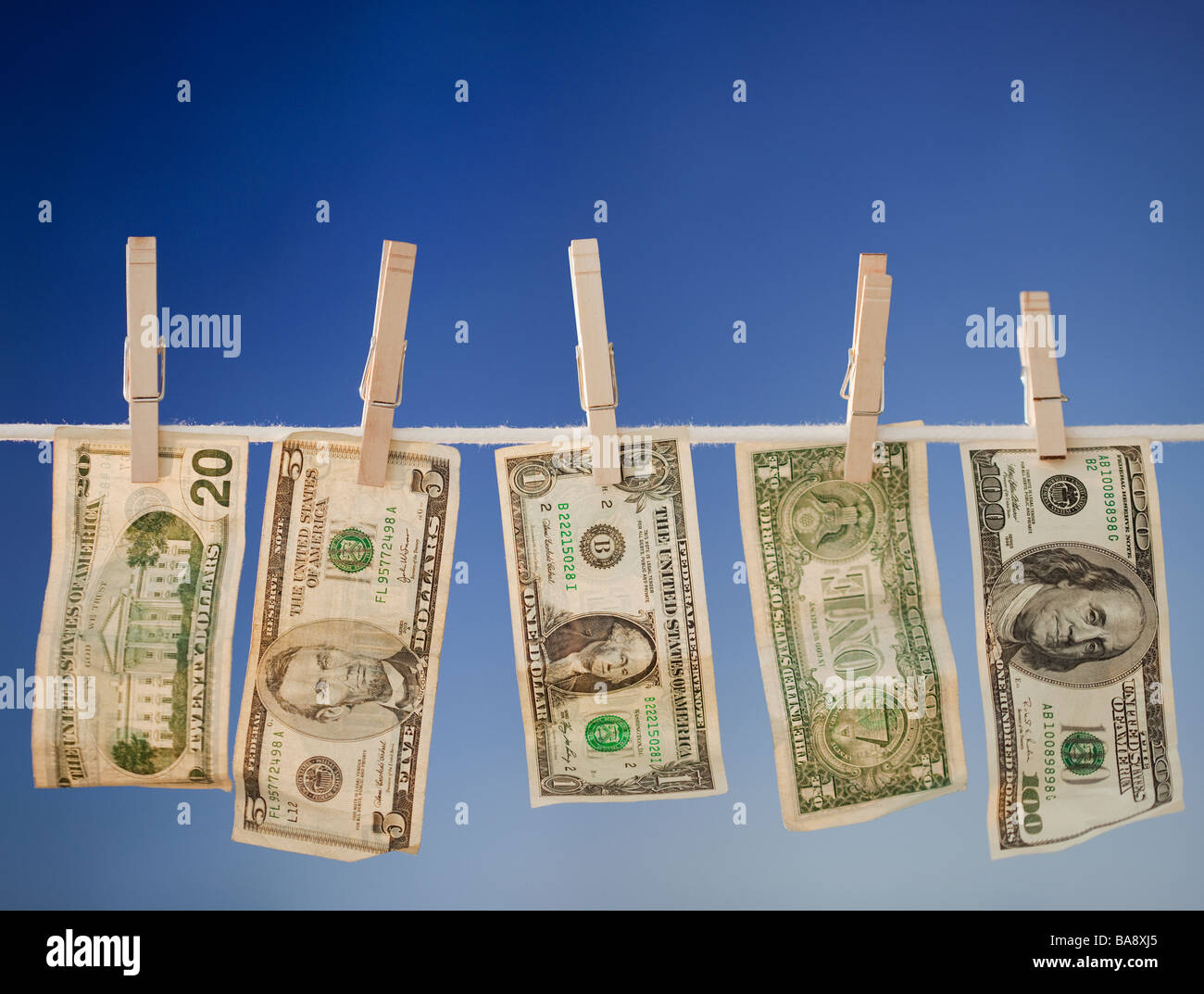 Essiccazione di denaro su stendibiancheria Foto Stock