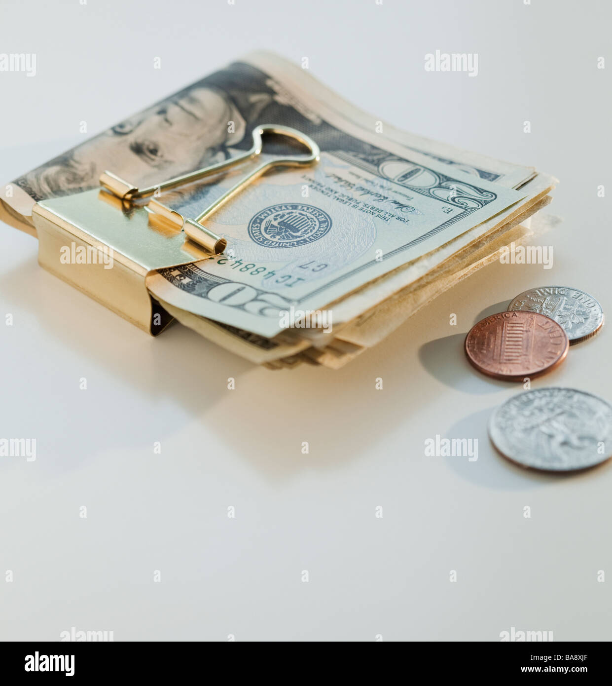 Le monete e le banconote di dollari in denaro clip Foto Stock