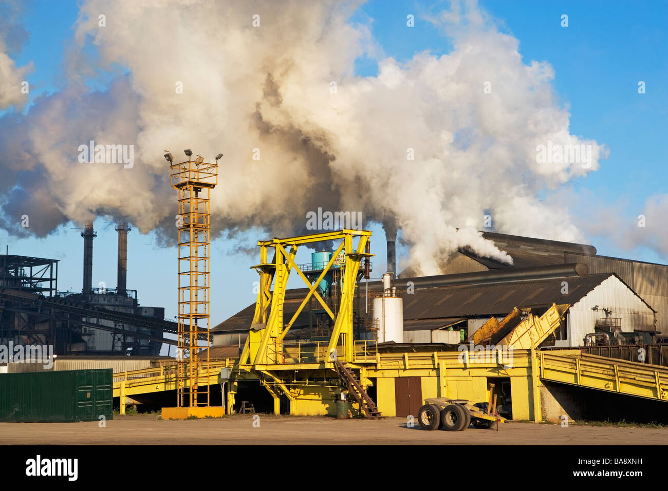 Il fumo dalla fabbrica Foto Stock