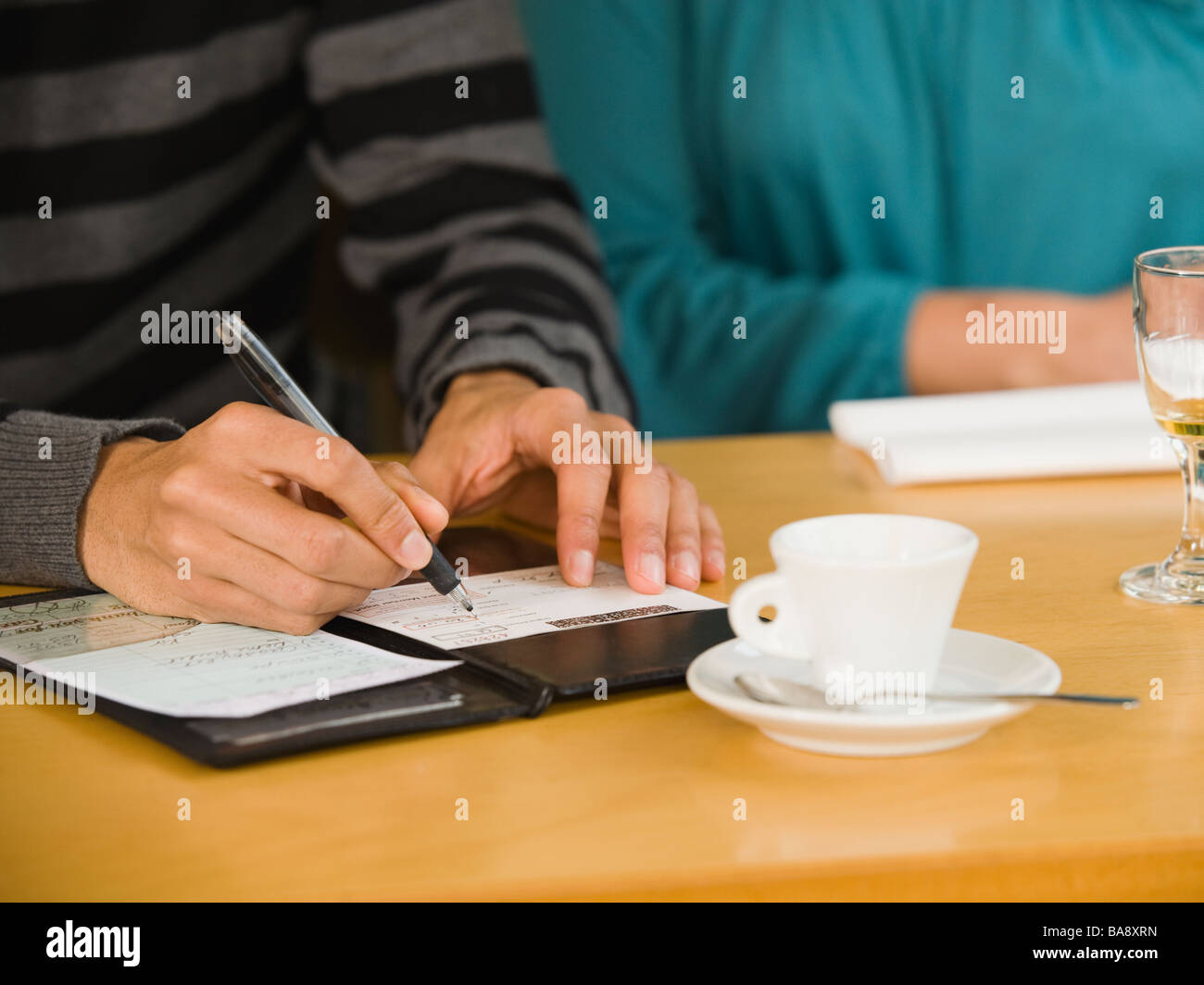 L'uomo prestando ristorante bill Foto Stock