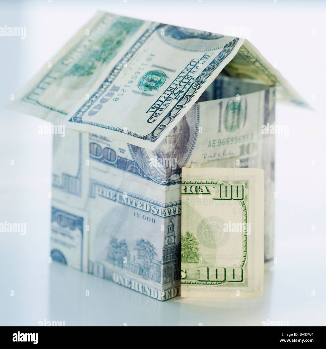 Casa fatta di carta moneta Foto Stock