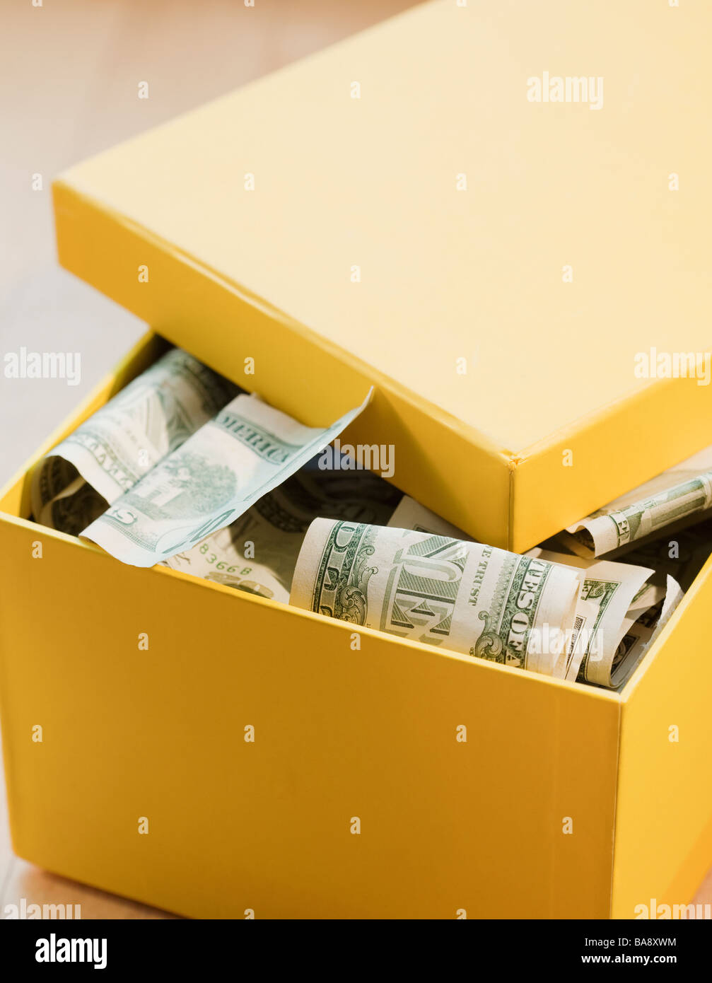 Scatola piena di carta moneta Foto Stock