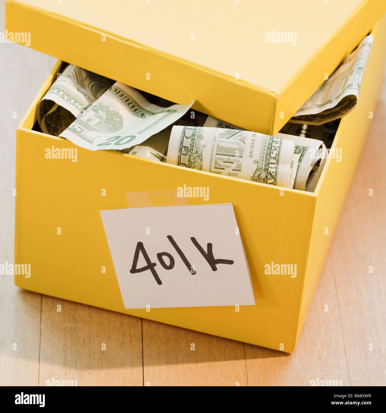 401k scatola piena di carta moneta Foto Stock