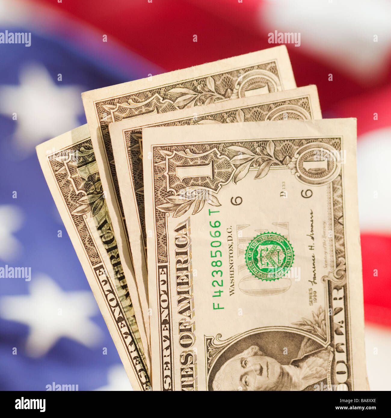 Close up di fatture del dollaro e la bandiera americana Foto Stock