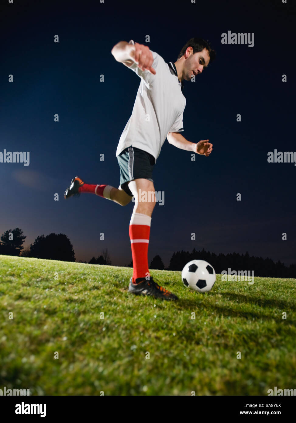 Giocatore di calcio calci palla Foto Stock