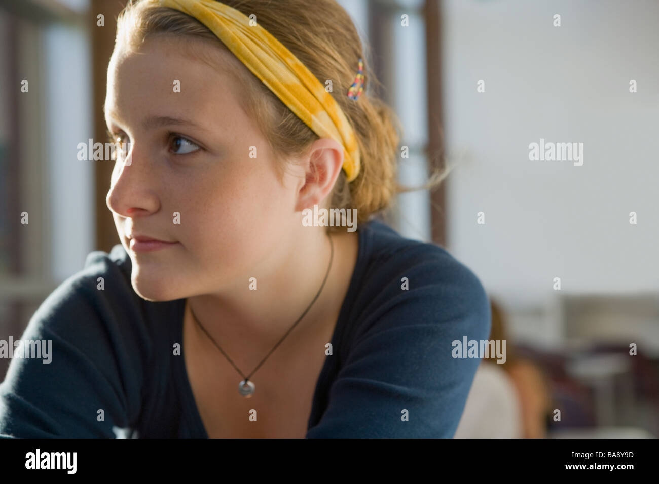 Ritratto di ragazza in biblioteca Foto Stock