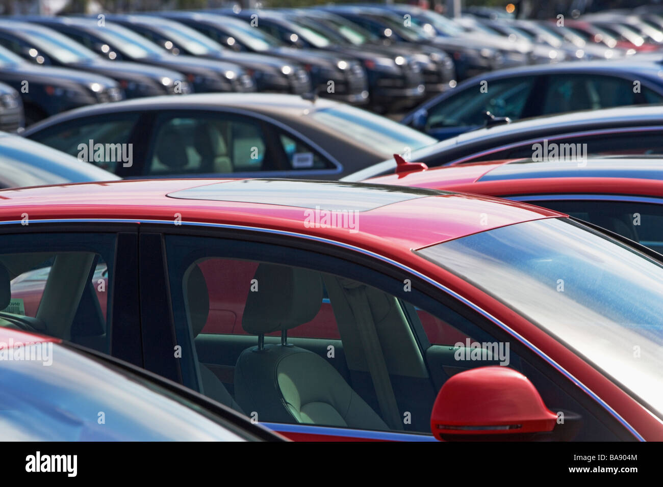 Fila di auto in parcheggio Foto Stock