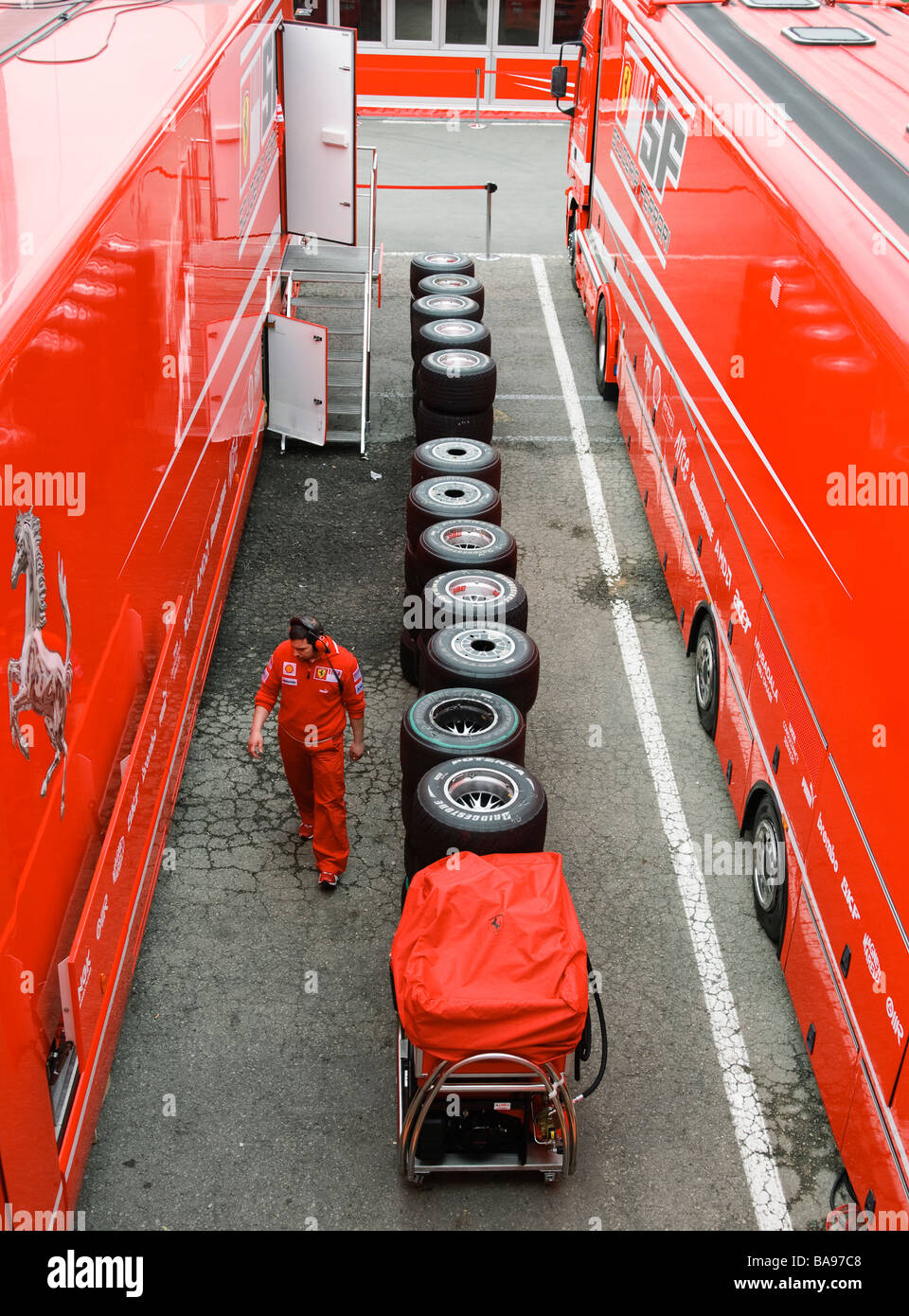 Impilati slick pneumatici da competizione tra Ferrari di Formula Uno autocarri nella zona paddock Foto Stock