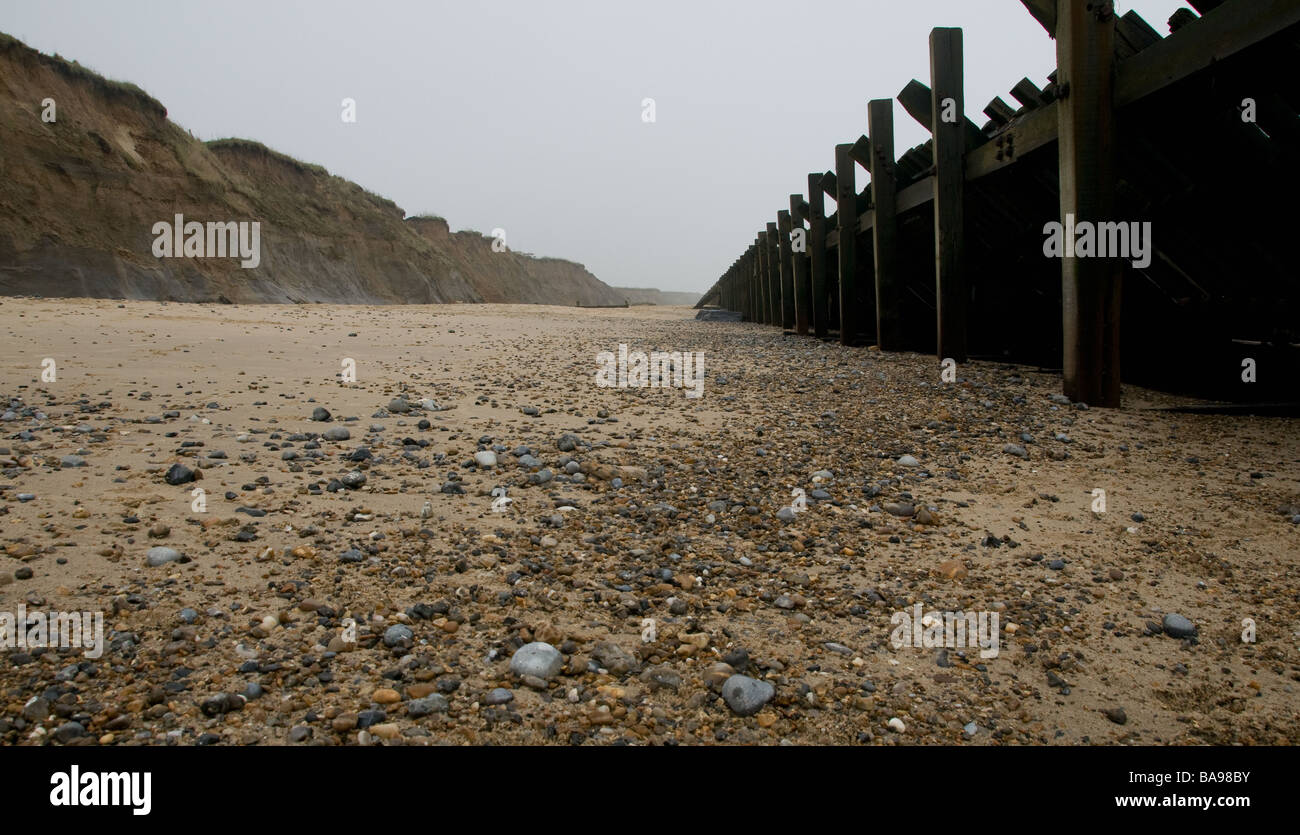 Difesa del Mare e la scogliera a bordo Happisburgh, Norfolk Foto Stock