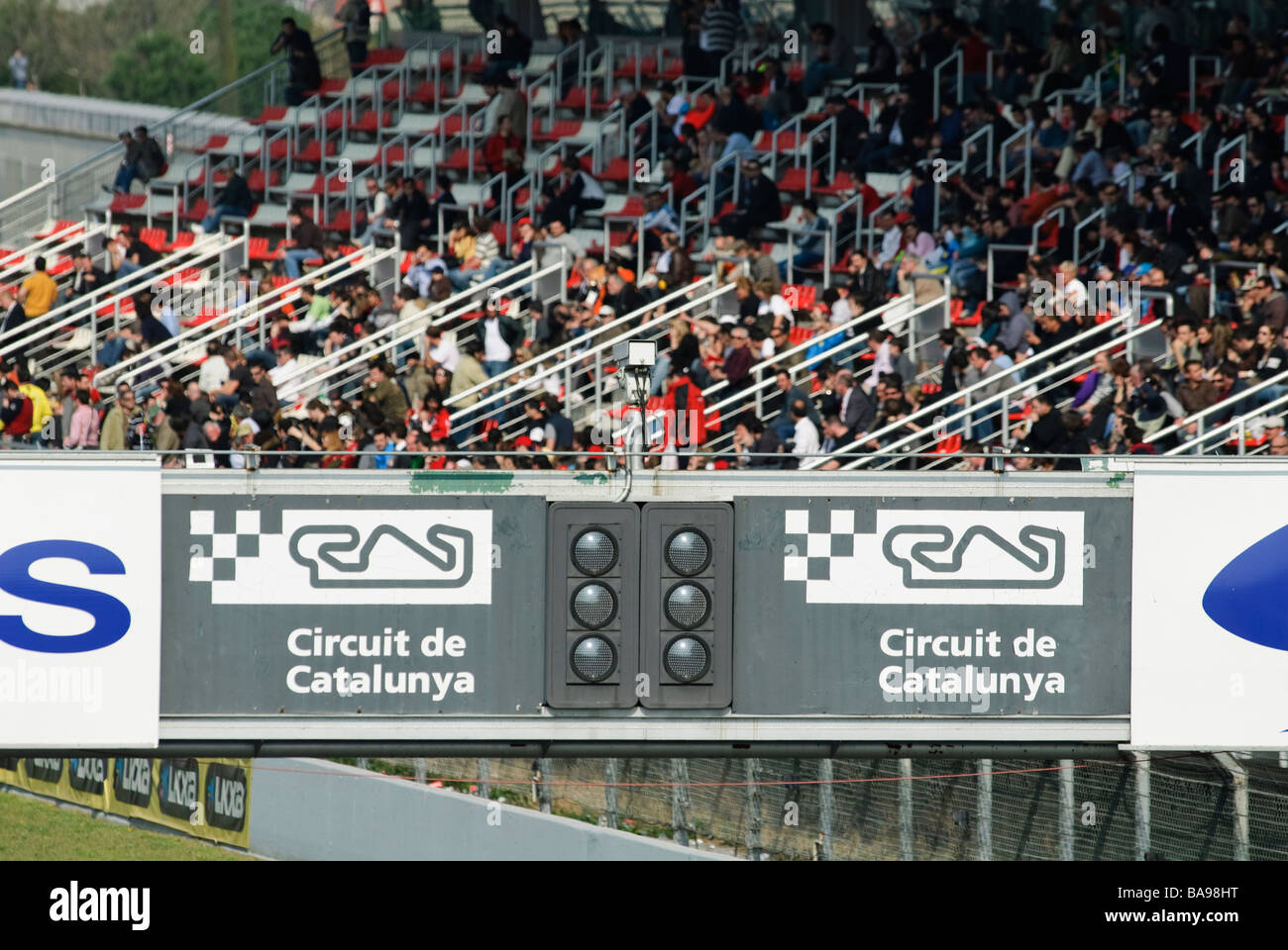 Riempite la tribuna e via il logo della pista in Formula Uno le sessioni di test sul Circuito de Catalunya vicino a Barcelona Spagna Spain Foto Stock Riempite la tribuna e via il logo della pista in Formula Uno le sessioni di test sul Circuito de Catalunya vicino a Barcelona Spagna Spain Foto Stock