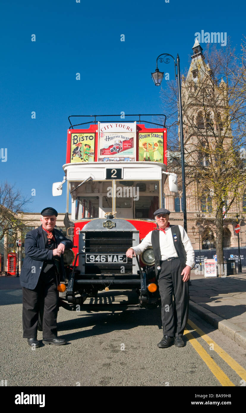 Chester Heritage Tours Tour Bus di fronte a Chester Town Hall, St Werburgh Street, Chester, Cheshire, Inghilterra, Regno Unito Foto Stock