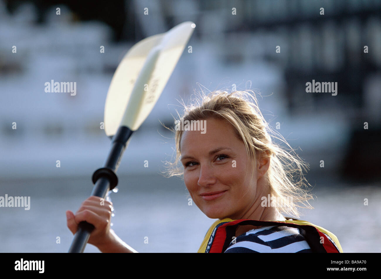 Un woamn con una pagaia, Stoccolma, Svezia. Foto Stock