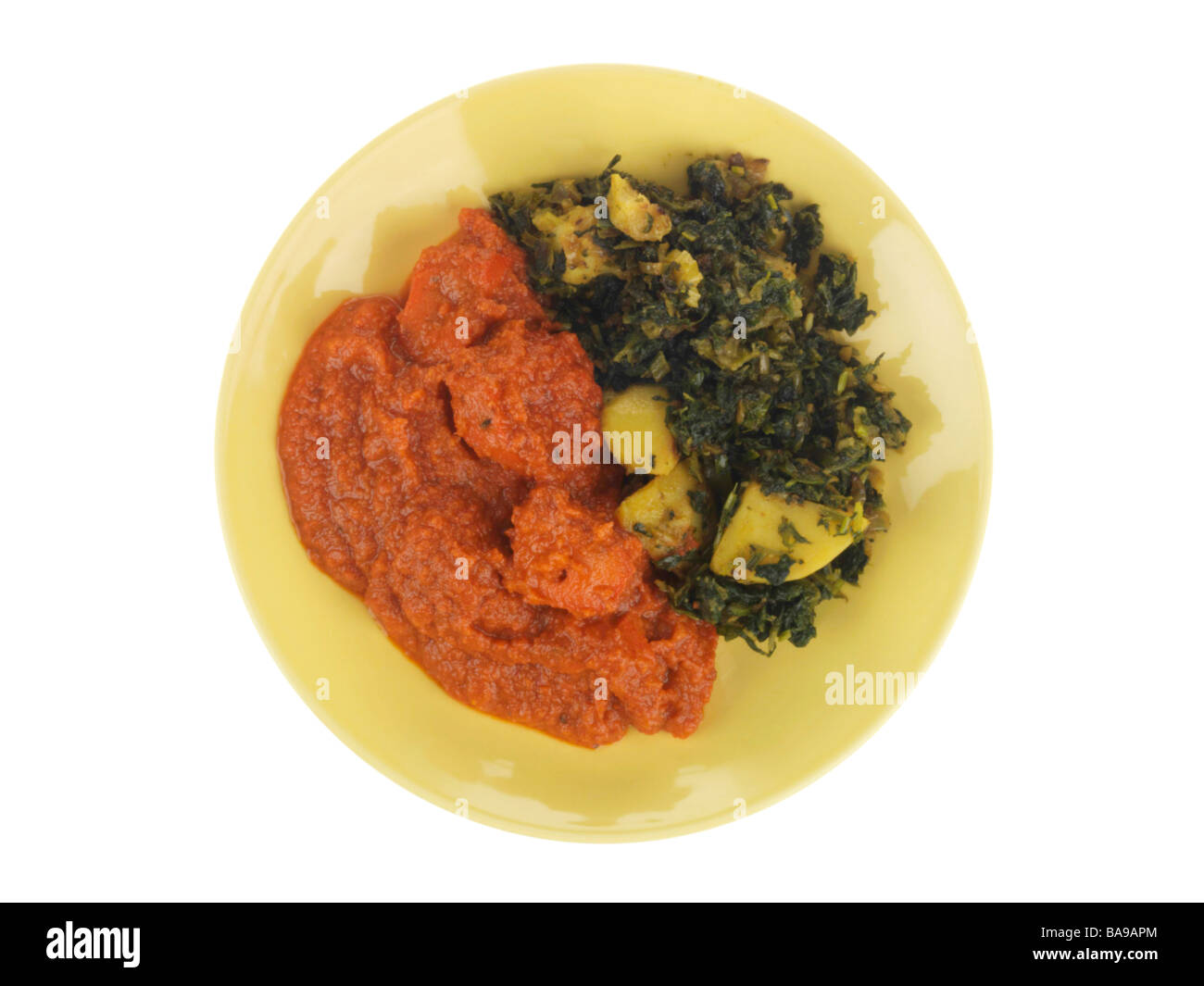 Appena cucinato in Stile Indiano Pollo Tikka Masala Curry con Sag, Aloo spinaci e patate isolata contro uno sfondo bianco con n. di persone Foto Stock