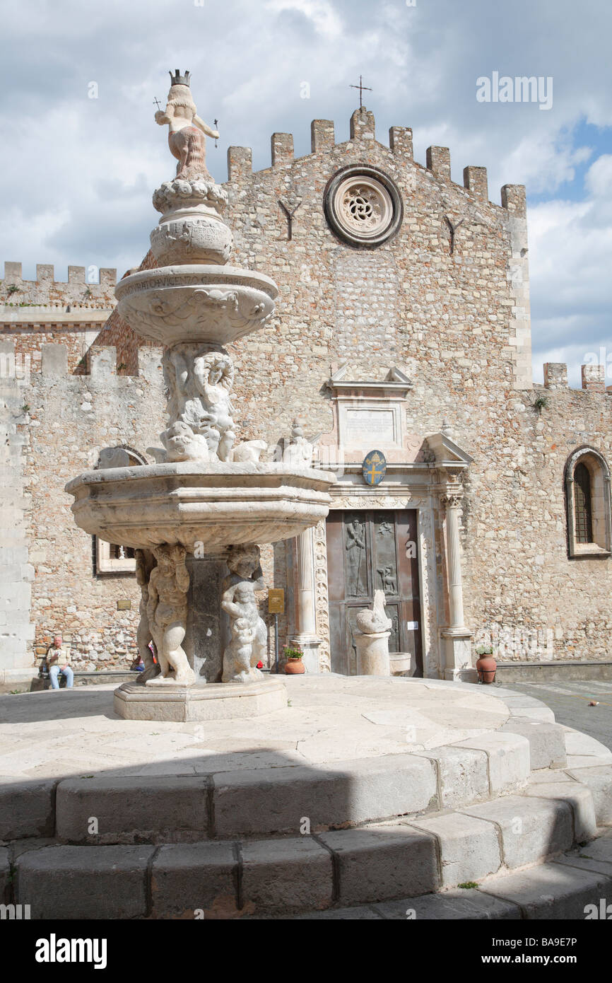 Fontana , Piazza del Duomo, Cattedrale, Taormina, Sicilia, Italia Foto Stock