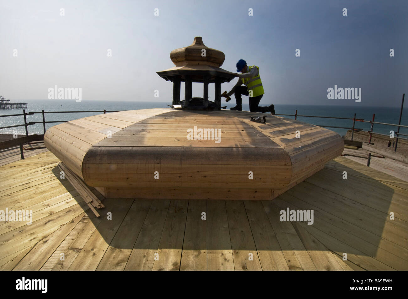 Lavori di restauro del tetto del palco per spettacoli sul lungomare di Brighton. Foto Stock