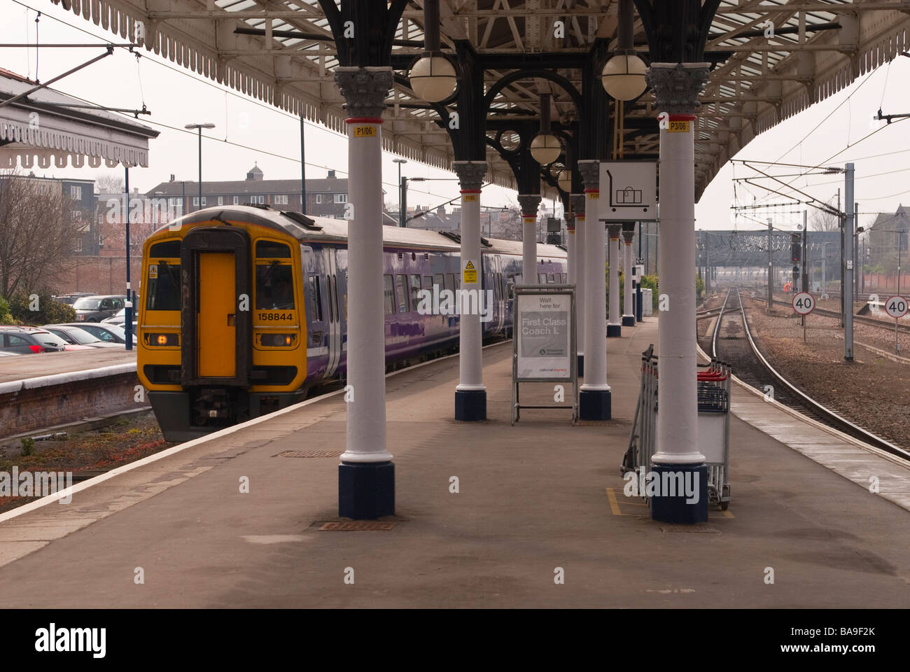 Un moderno treno in attesa nella stazione di York,Yorkshire, Regno Unito Foto Stock