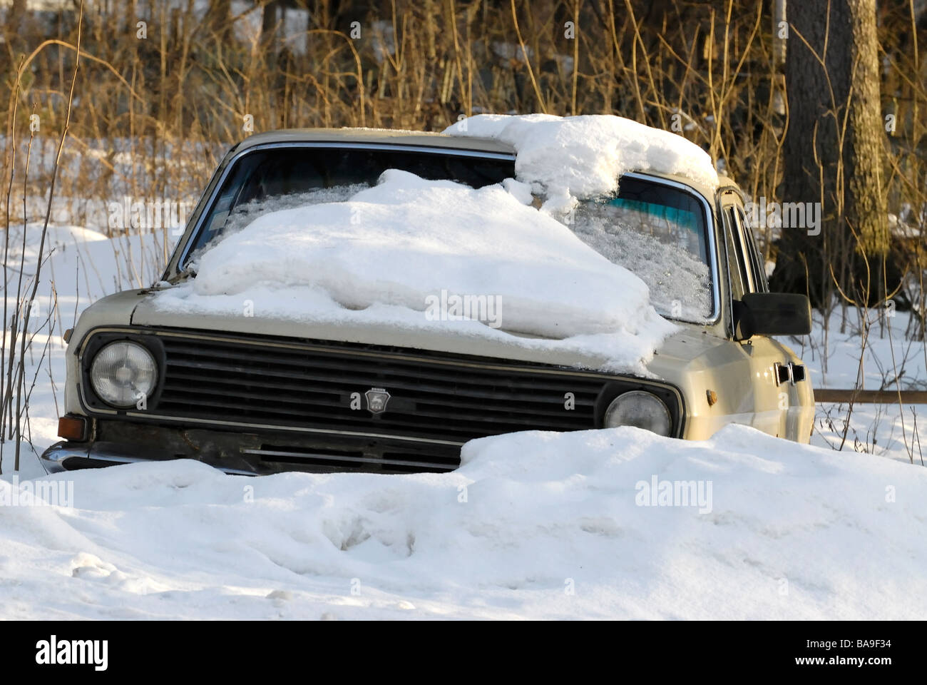 Il russo vecchia auto Volga sotto neve Foto Stock