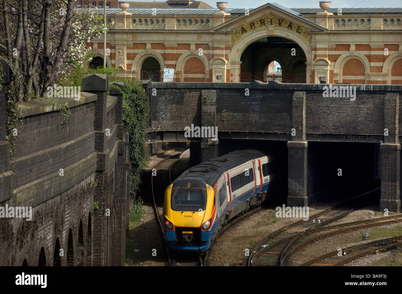 Un East Midland treni Midland Mainline classe meridiano 222 treno arriva a Leicester stazione ferroviaria. Foto Stock