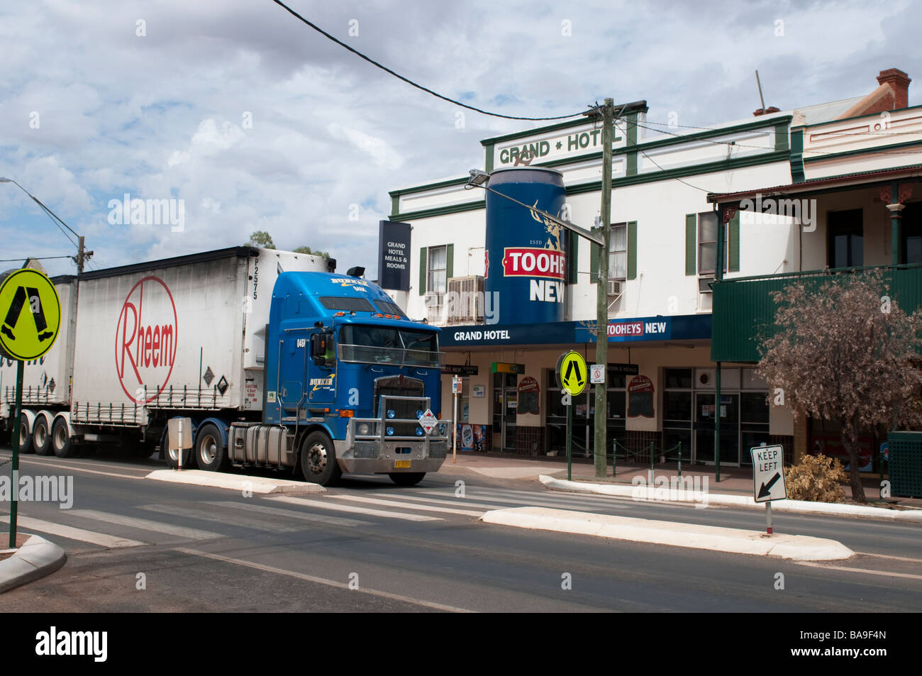 Edifici storici e lunga distanza camion su strada Marshall Cobar Aeroporto Nuovo Galles del Sud Australia Foto Stock