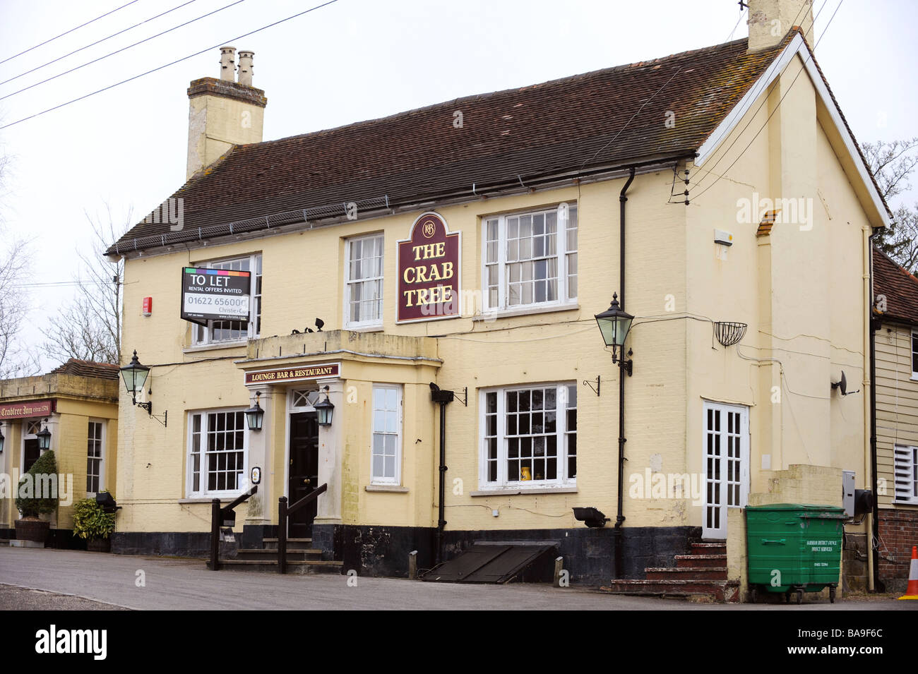 Un pub rurale chiusa e un "A LASCIARE" board fuori, West Sussex, Regno Unito. Foto da Jim Holden. Foto Stock