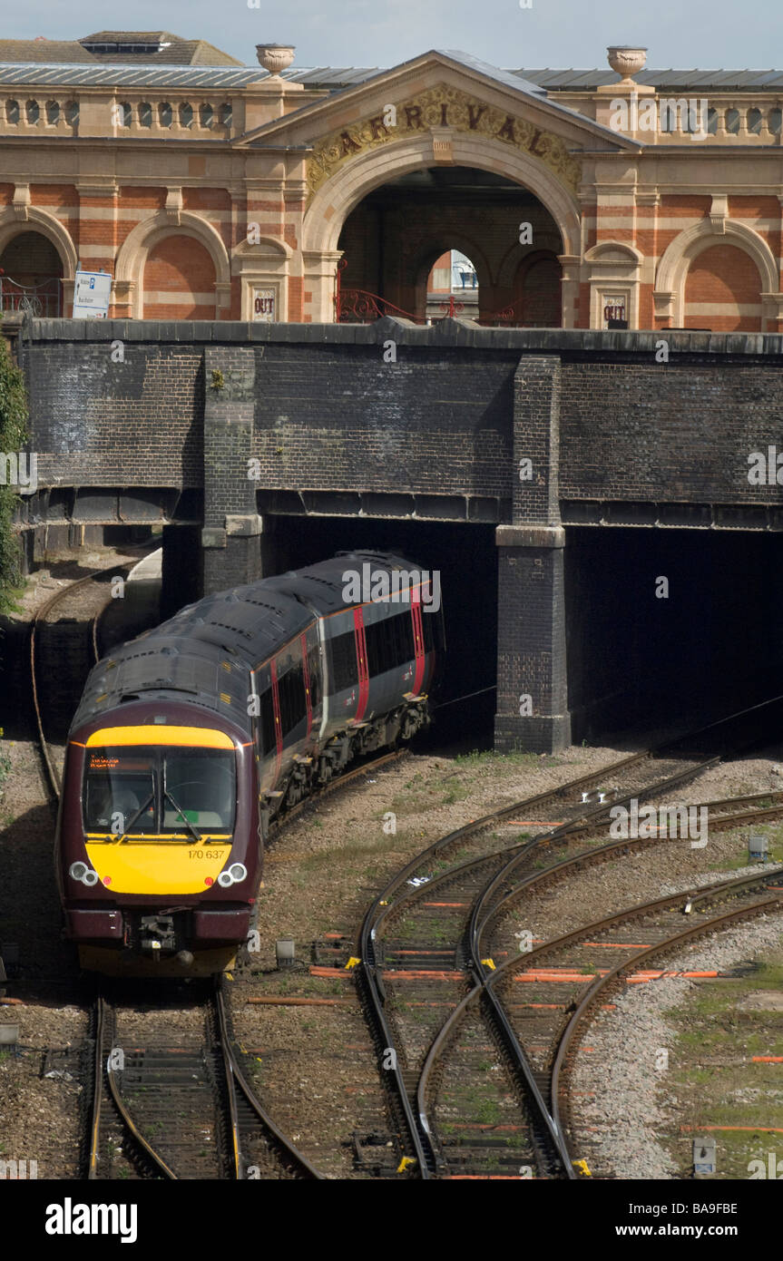 Un East Midland treni DMU surburban treno arriva a Leicester stazione ferroviaria. Foto Stock
