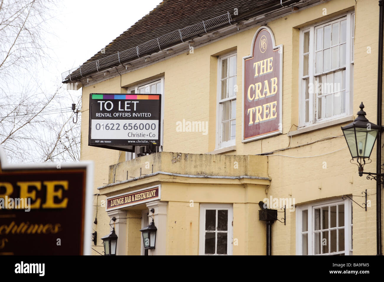 Un pub rurale chiusa e un "A LASCIARE" board fuori, West Sussex, Regno Unito. Foto da Jim Holden. Foto Stock
