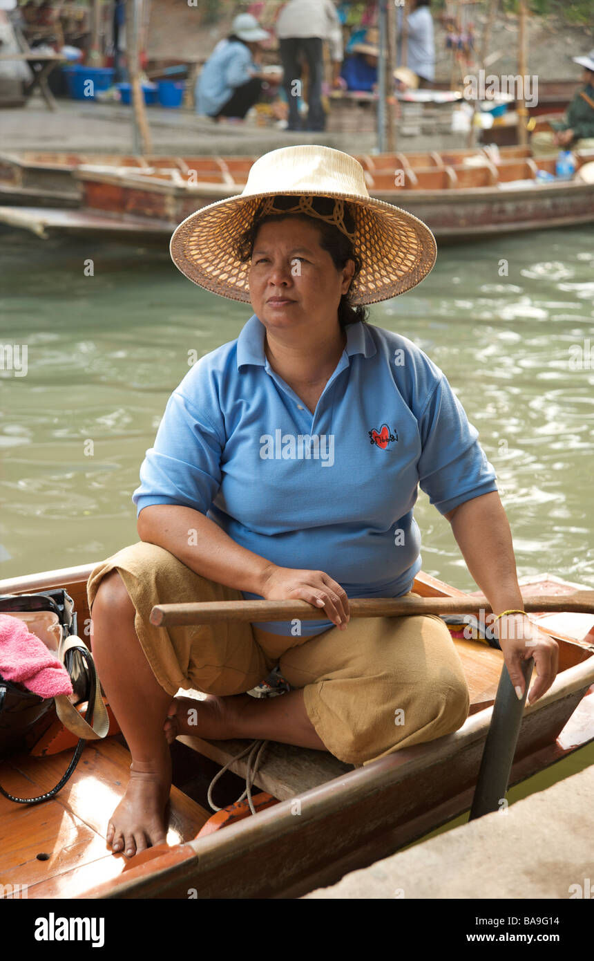 Ritratto di una donna tailandese nella sua barca al Mercato Galleggiante Damnoen Saduak vicino a Bangkok in Tailandia Foto Stock