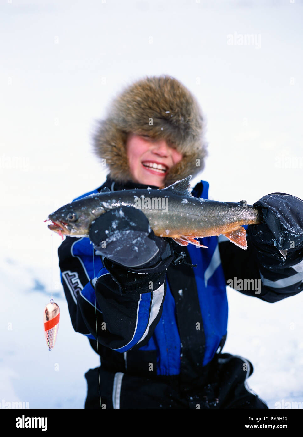 Un ragazzo di pesca della Lapponia Svezia Foto Stock