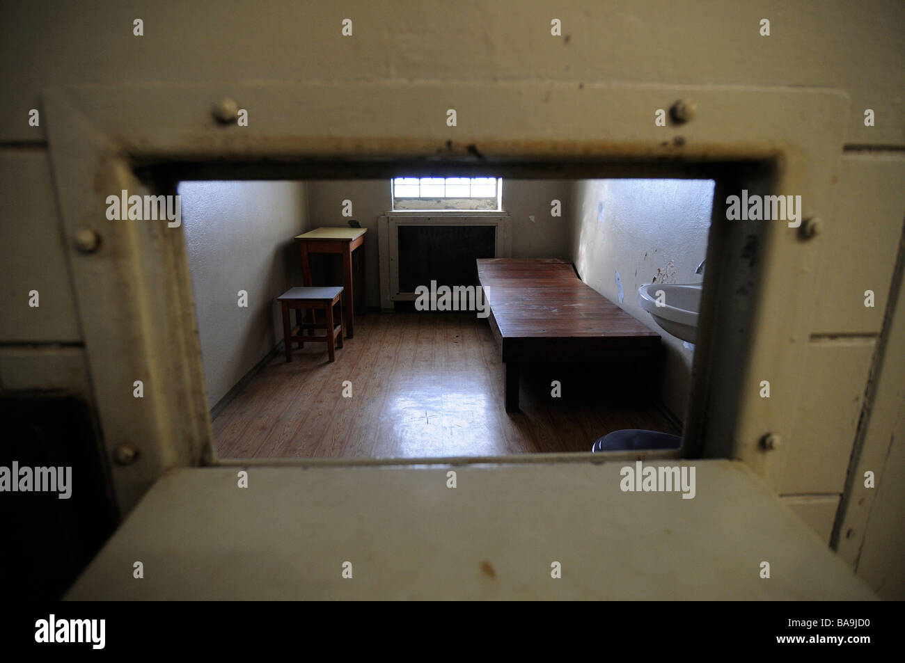Cella di prigione in ex est prigione tedesca, Berlino Foto Stock