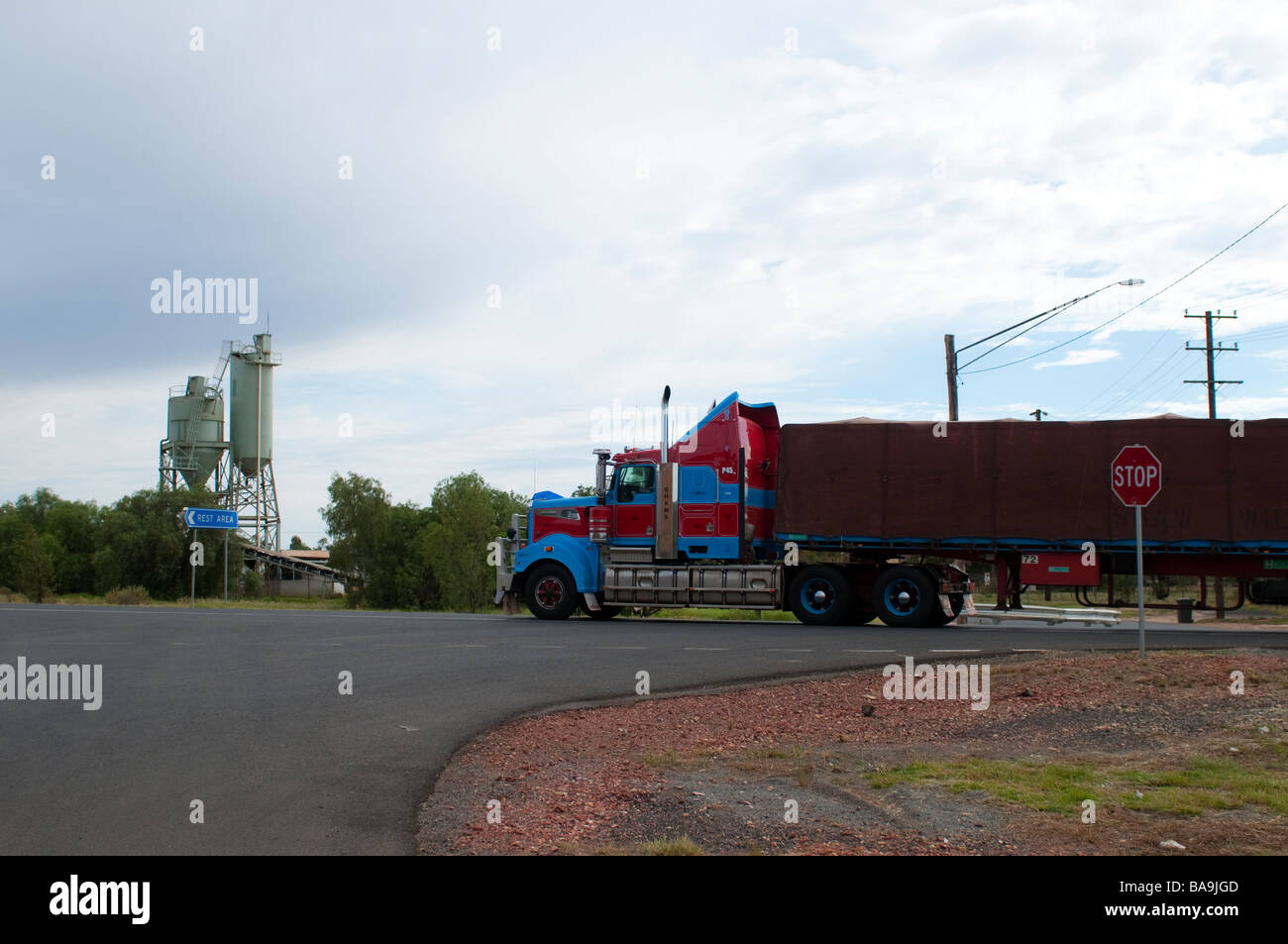 Lunga distanza carrello su strada in Cobar Aeroporto Nuovo Galles del Sud Australia Foto Stock