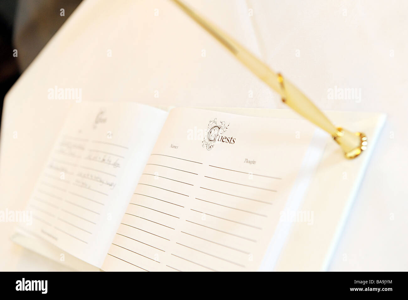 Wedding guest book e penna sul display pronto per essere firmato da tutti gli ospiti e ben wishers che parteciperà alla Reception Foto Stock