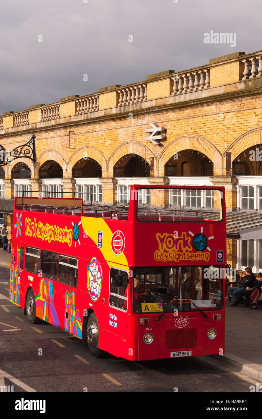 Un rosso york citysightseeing tour open top double decker bus fuori dalla stazione ferroviaria di York,Yorkshire, Regno Unito Foto Stock