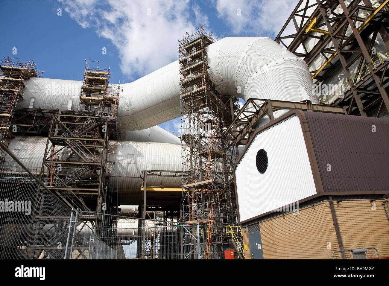Un ponteggio che circonda enormi tubi a Ratcliffe su Soar Power Station, Nottingham. Foto Stock