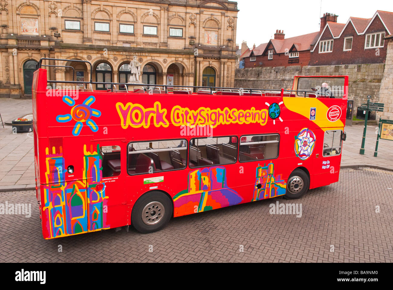 Un rosso york citysightseeing tour open top double decker bus utilizzato per dare ai turisti passeggiate intorno alla città di York,Yorkshire, Regno Unito Foto Stock