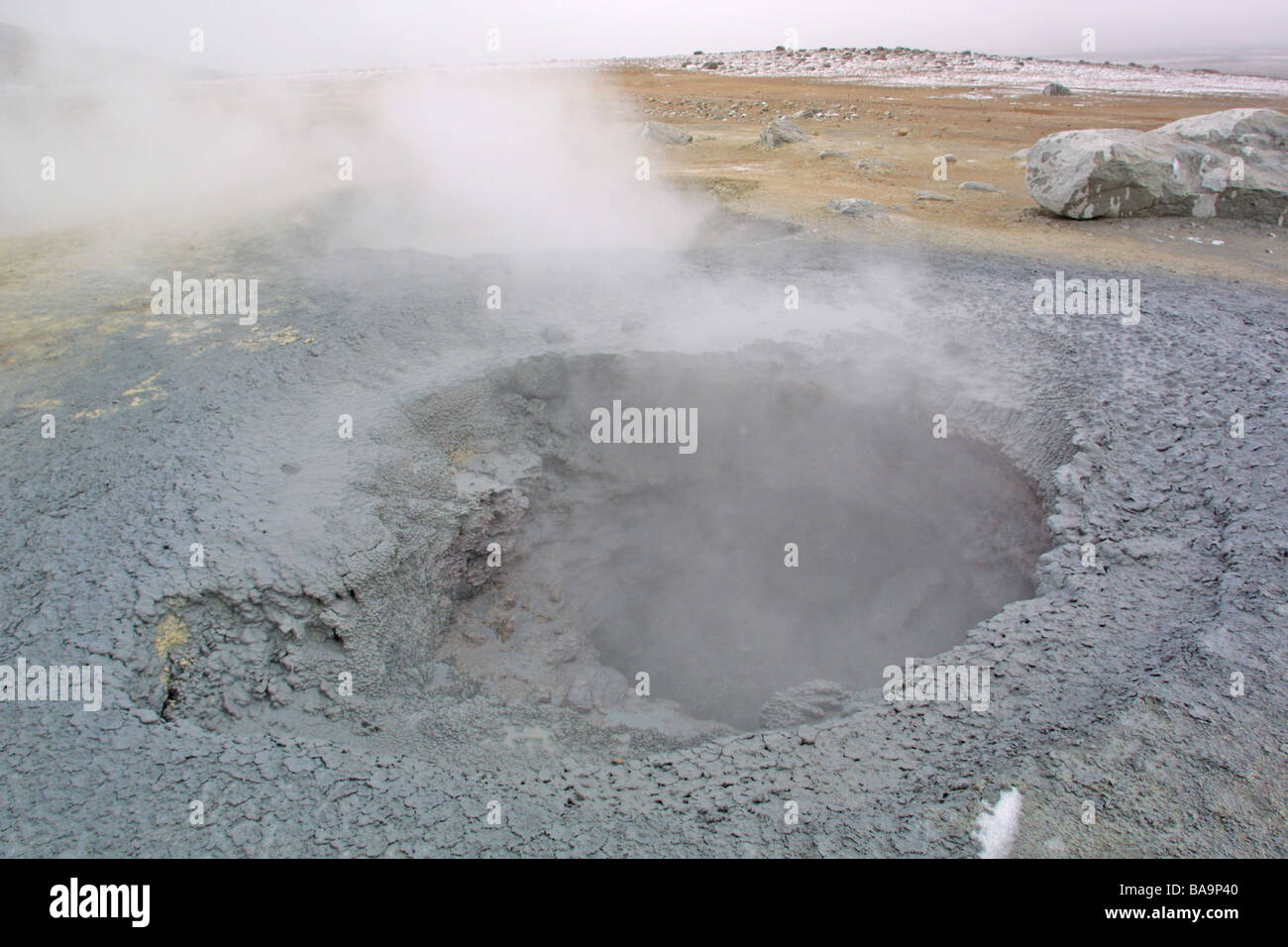 Piscine di fango bollente e geyser VICINO ALLA LAGUNA COLRADA nell'altipiano della Bolivia BOLIVIA AMERICA DEL SUD Foto Stock