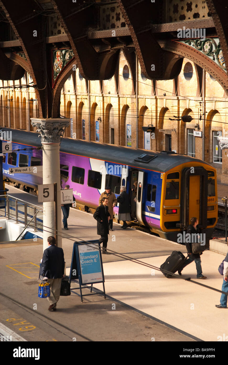 Una vista da sopra di pendolari e l'interno dell'affollata stazione stazione ferroviaria di York,Yorkshire, Regno Unito Foto Stock