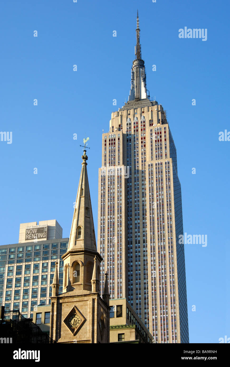 Membro Empire edificio che si trova dietro la chiesa guglia, torre alta 31 sulla sinistra, Manhattan, New York, Stati Uniti d'America Foto Stock