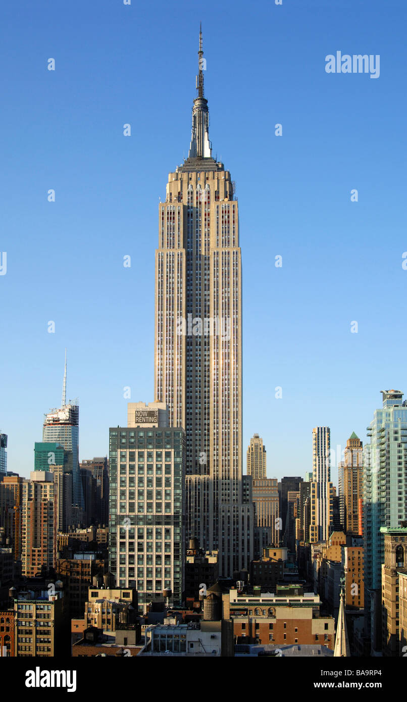 Lo stato Empire edificio sovrasta tutti gli altri edifici alti in Manhattan, New York, Stati Uniti d'America Foto Stock