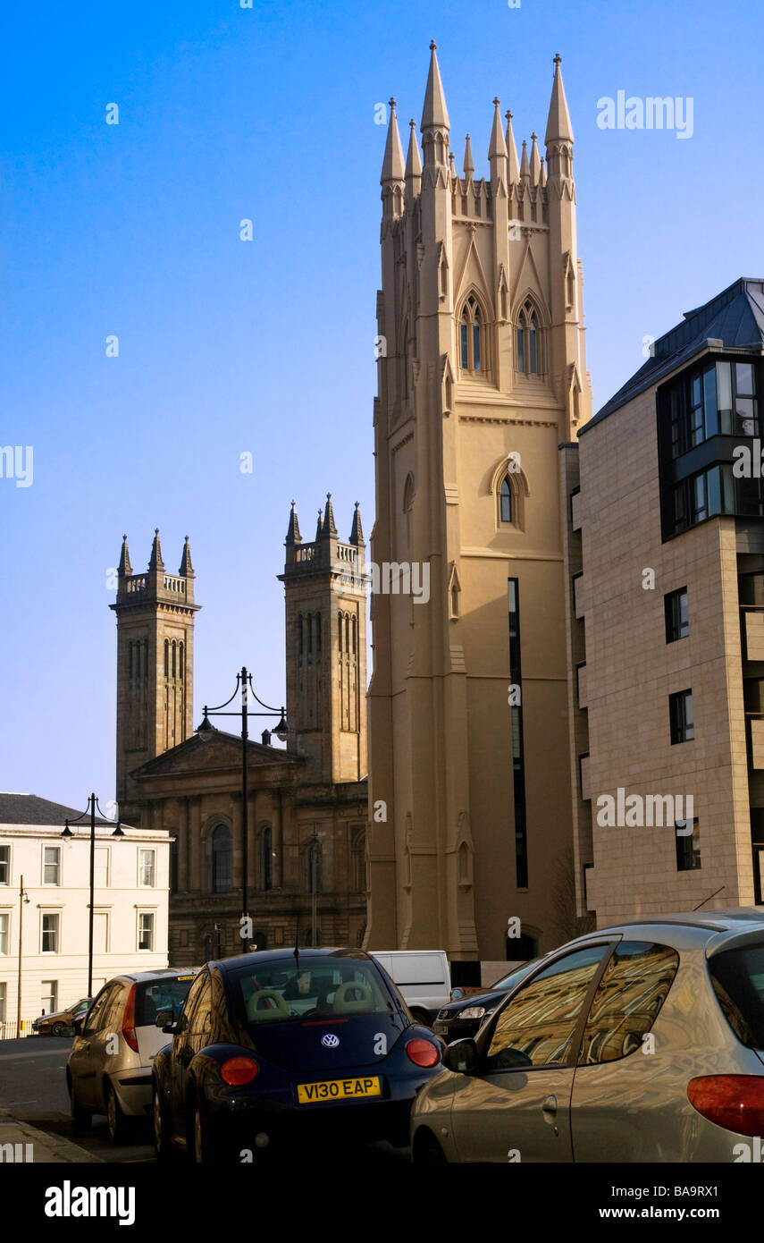 Parco Torre della chiesa e Trinity College i campanili, Park Circus Place, Città di Glasgow, Scozia. Foto Stock