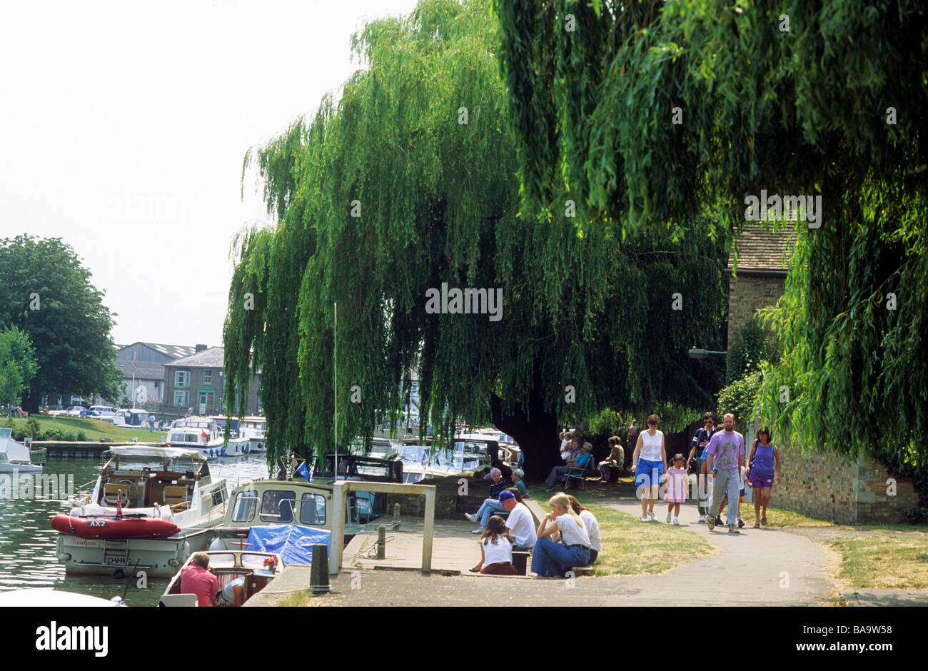 Ely Cambridgeshire Riverside Walk Quai d'Orsay fiume Ouse East Anglia England Regno Unito houseboats boat people visitatori cabinato Foto Stock