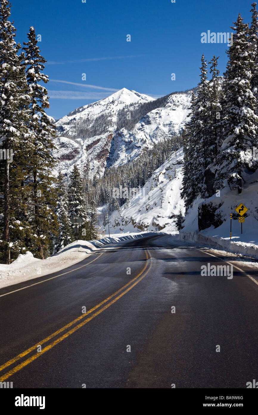 Vista invernale della Million Dollar autostrada western Colorado tra Silverton e Ouray M D H è parte del San Juan Skyway SB Foto Stock