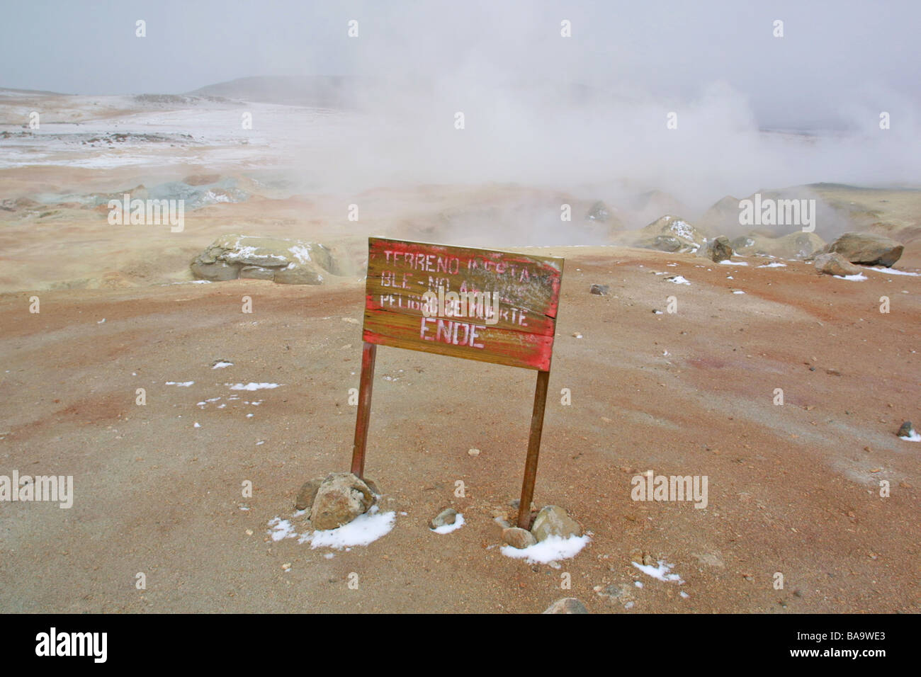 Piscine di fango bollente e geyser VICINO ALLA LAGUNA COLRADA nell'altipiano della Bolivia BOLIVIA AMERICA DEL SUD a 5500 metri Foto Stock