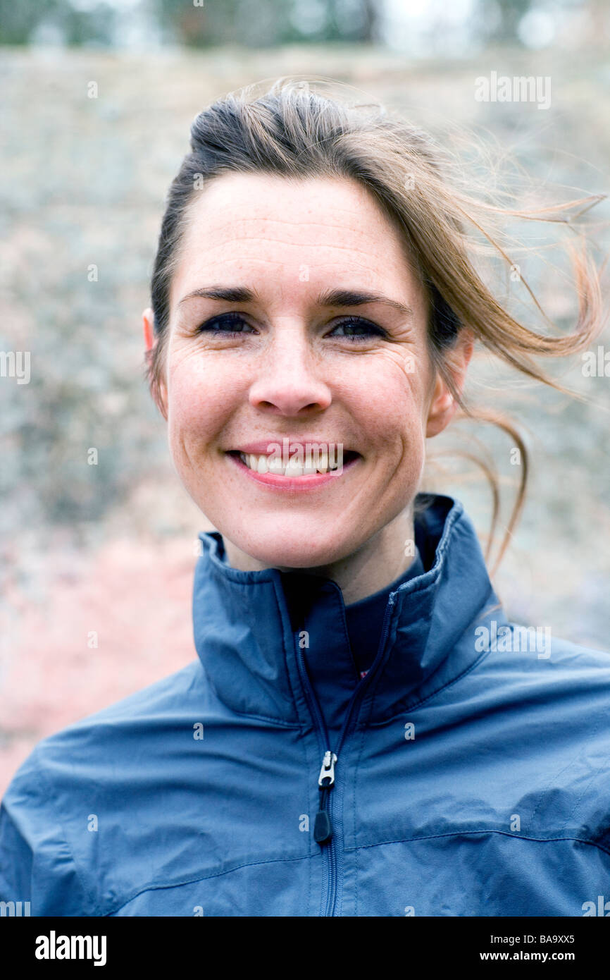 Ritratto di una donna sorridente in una foresta, Svezia. Foto Stock