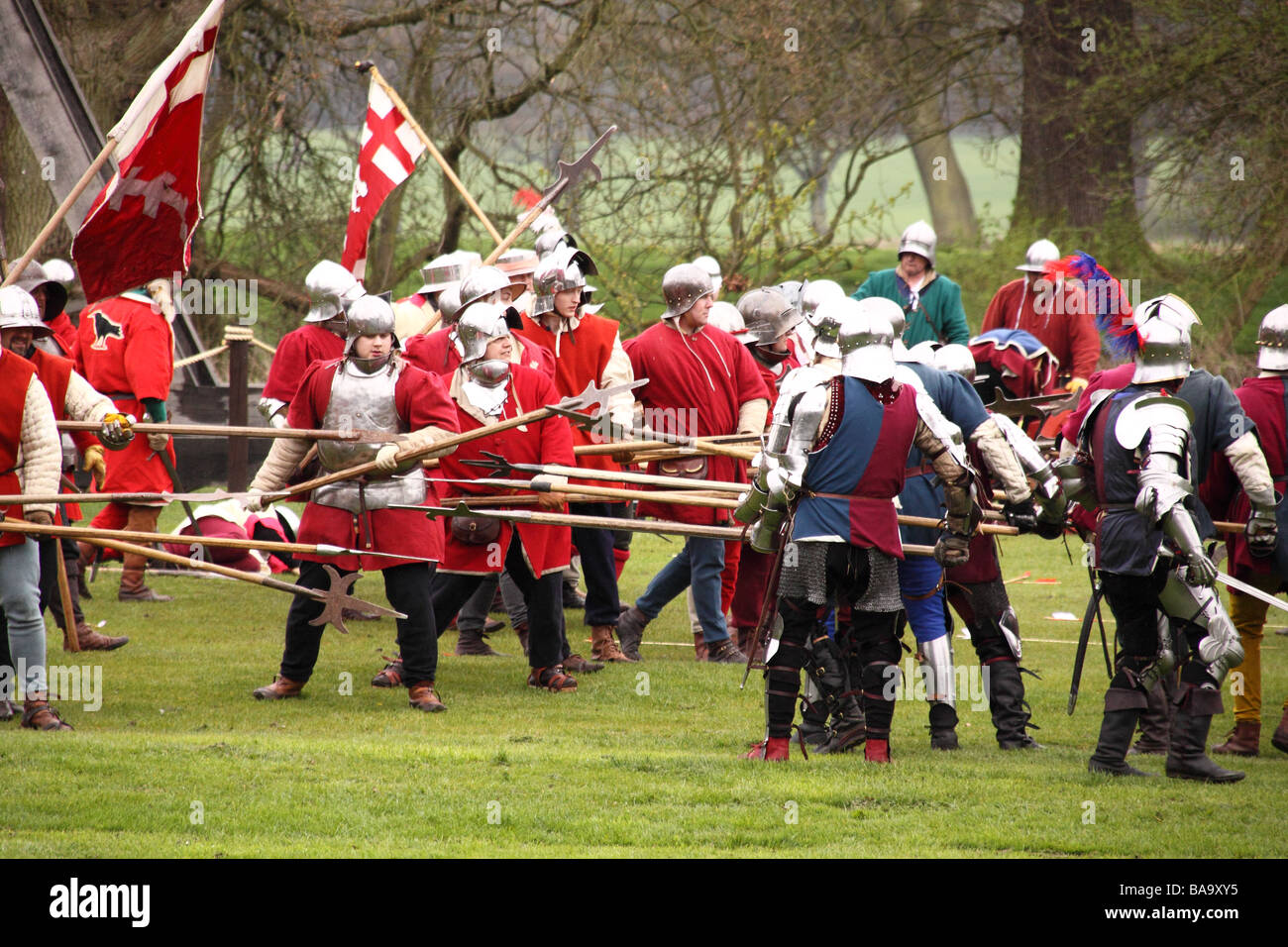 Rievocazione dell'assedio del castello di Warwick nel XV secolo con una battaglia tra la yorkists e lancastrians Foto Stock